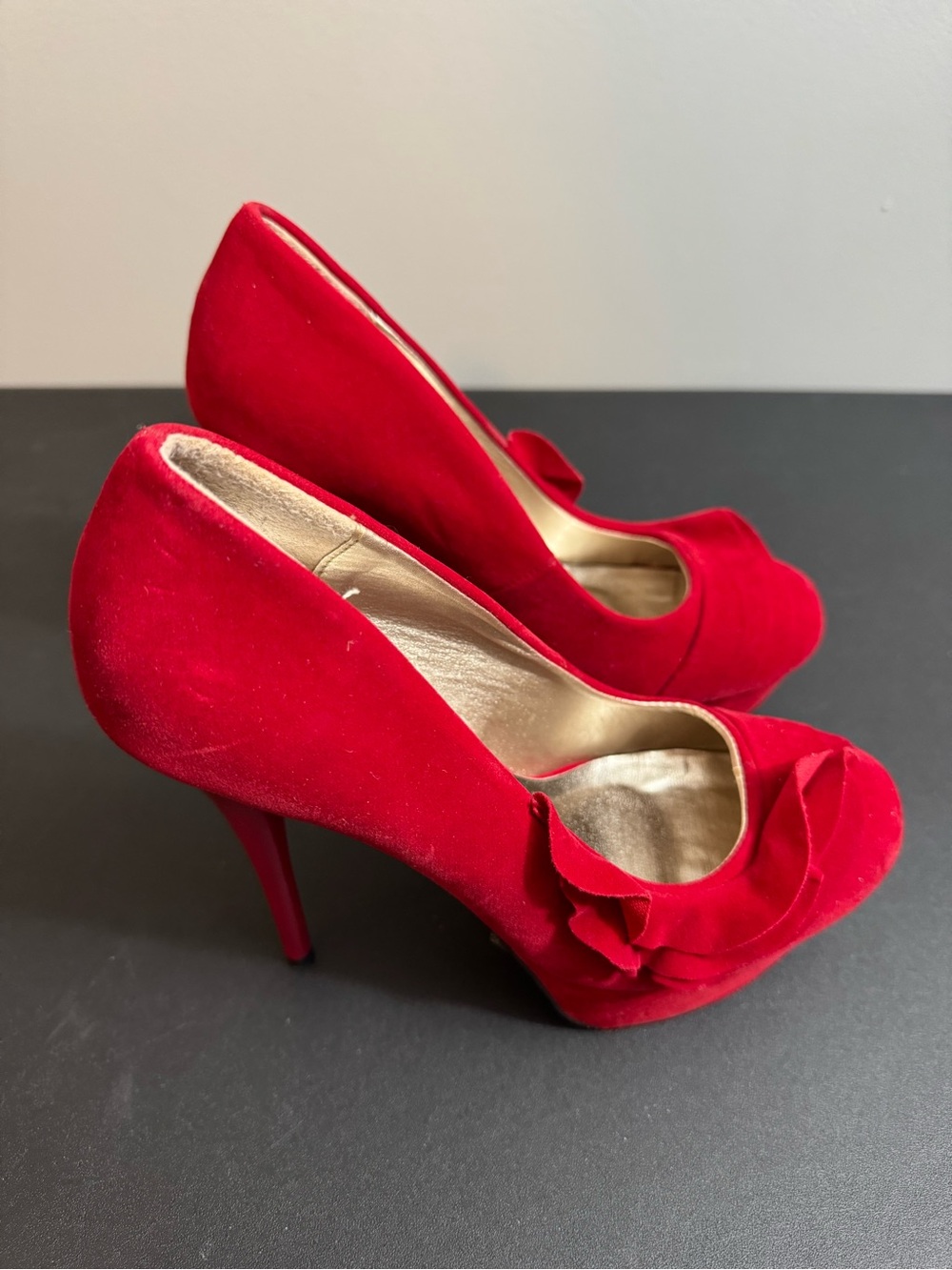 Qupid Red Suede Ruffle Pumps - Picture 2 of 6